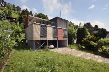 Terasa u hlavního obytného prostoru je částečně zastřešená, konstrukce střechy je přiznaná