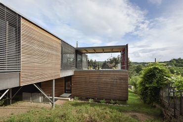 Fasádní plášť tvoří lamely kosodélníkového profilu ze sibiřského modřínu bez povrchové úpravy