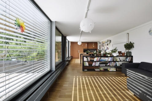 Hlavní obytná místnost je propojená s terasou, všechna okna stíní venkovní žaluzie