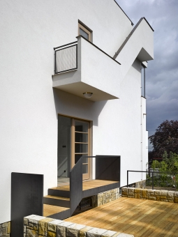 Nový vstup do zahrady byl citlivě zasazen do celkové kompozice domu