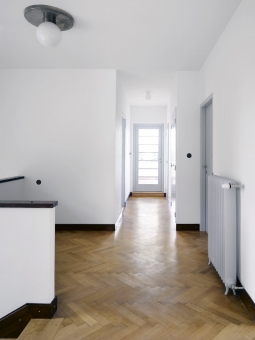 Chodba v horním patře působí autenticky