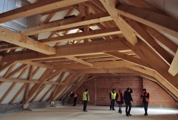 Obr. 8: Replika původního krovu, vlevo nahoře je patrná jednotka VZT před finálním osazením