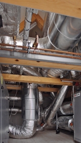 Obr. 9: Rozvody u vzduchotechnické jednotky ve vrcholu krovu