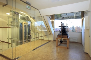 Obr. 20: Hodinový vikýř s vystaveným historickým hodinovým strojem