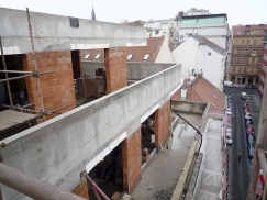 Část stropní konstrukce nad 6. NP bylo třeba nahradit železobetonovou deskou, která přenáší její zatížení. Na sloupech 5. NP se provedla železobetonová deska lemovaná průvlaky. 