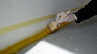 Nátěr SIGMAFLOOR 2K Epoxy Aqua chrání betonové podlahy v interiéru