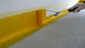 Nátěr SIGMAFLOOR 2K Epoxy Aqua chrání betonové podlahy v interiéru