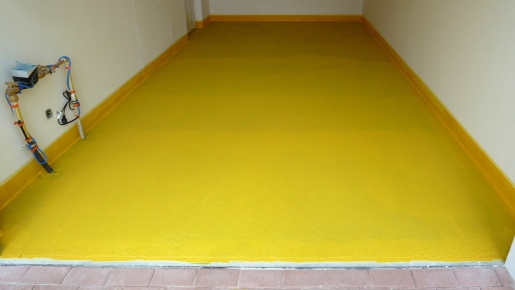 Nátěr SIGMAFLOOR 2K Epoxy Aqua chrání betonové podlahy v interiéru