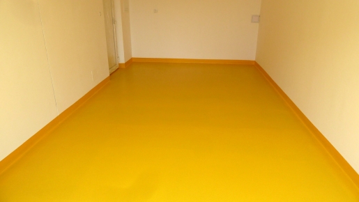 Nátěr SIGMAFLOOR 2K Epoxy Aqua chrání betonové podlahy v interiéru
