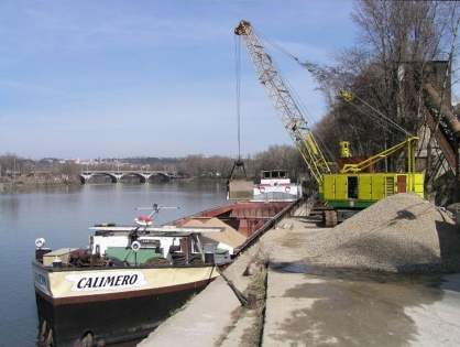 Zásobování betonárny lodní dopravou