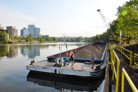 Zásobování betonárny lodní dopravou