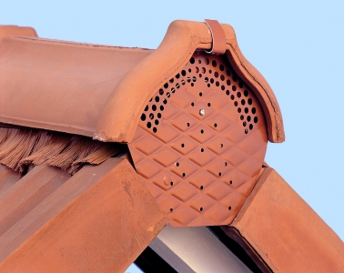 Uzávěra hřebene z barveného UV stabilizovaného PVC