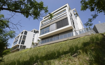 Pozemek má značný sklon směrem k jihu, v západní části dosahující 60 %