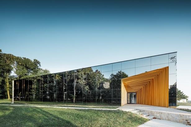 Rekonstrukce usedlosti Château Rúbaň s použitím fasádních prvků Prefalz/Falzonal