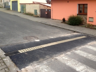 Polymerický žlab MEA DM před přechodem pro chodce