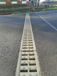 Polymerický žlab MEA DM pro příčné křížení komunikací u železničních přejezdů