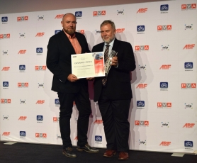 Cenu přebírá Bc. Marek Kotek, ředitel prodeje pro region Západ, foto Jiří Zilvar