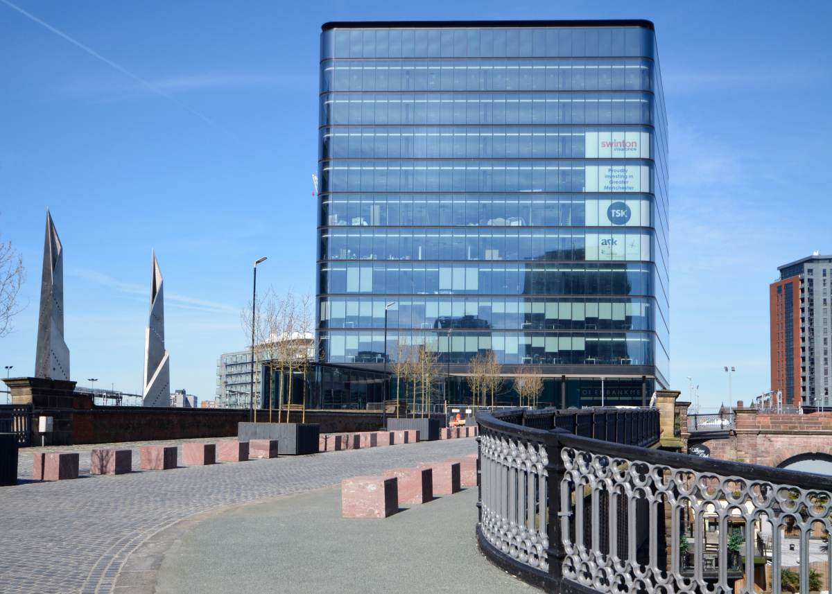 101 Embankment – oblé rohy skleněné fasády