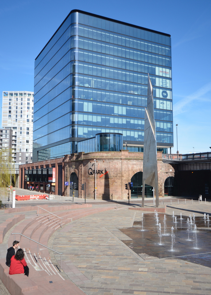 101 Embankment – oblé rohy skleněné fasády