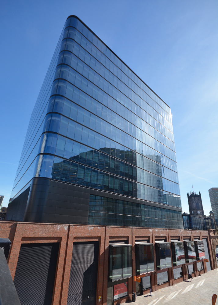 101 Embankment – oblé rohy skleněné fasády