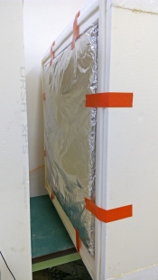 Obr. 4: Upevnění vzorku termoreflexní izolace v zařízení Hot Box