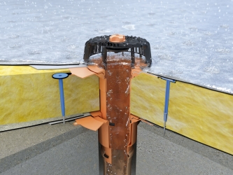 Střešní vpust s nástavcem na jednoplášťové střeše s povlakovou izolací