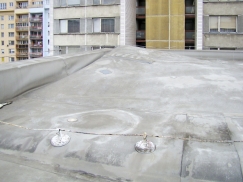 Obr. 2: Působení větru na okraj střechy – realita na střeše 