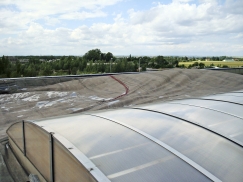 Obr. 3: Působení větru na okraj střechy – realita na střeše 