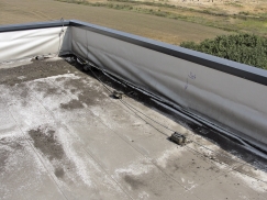 Obr. 8: Typický projev vytržení kotvení u paty atiky