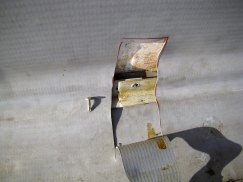 Obr. 10: Upevnění koutové lišty do tenkého plechu sendvičového panelu pomocí šroubů je vysoce rizikové a většinou časem selhává