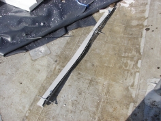 Obr. 11: Vytržená ukončovací lišta hydroizolační fólie z rizikového podkladu z dutých cihel upevněná nevhodnými natloukacími hmoždinkami v počtu 2 kusy na běžný metr (!)