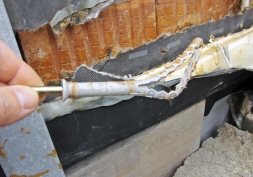 Obr. 12: Do vysoce rizikového podkladu z dutých cihel nelze bezpečně kotvit běžnými natloukacími hmoždinkami!