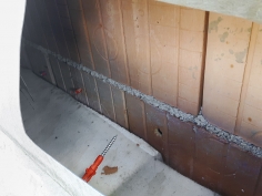 Obr. 13: Do vysoce rizikového podkladu z dutých cihel nelze bezpečně kotvit běžnými natloukacími hmoždinkami!