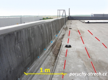 Obr. 17: Zákres obvyklého a nedostatečného kotvení v detailu atiky (již došlo k vytržení koutové lišty)