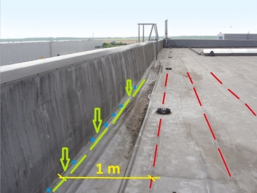 Obr. 18: Vyznačené správné kotvení v detailu atiky s přidanou první staticky účinnou linií kotev co nejblíže u paty atiky