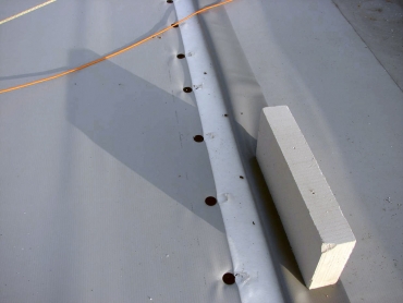 Obr. 20: Nesprávná poloha kotev vůči okraji upevňované fólie znamená významné oslabení odolnosti kotvené střechy vůči námaze větrem