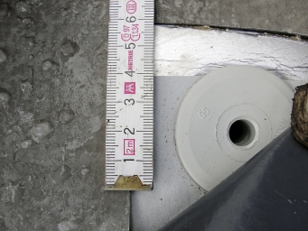 Obr. 22: Důsledky nesprávné geometrie kotev v přesahu střešní fólie – větrem utržená hydroizolace střechy