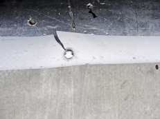 Obr. 23: Detaily nesprávně umístěné kotvy a vytržené fólie