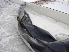 Obr. 24: Detaily nesprávně umístěné kotvy a vytržené fólie