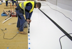 Obr. 25: Správná geometrie kotvy – její okraj je minimálně 10 mm od okraje upevňované fólie