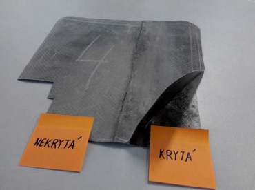 Obr. 1: Vzorky PVC hydroizolačního povlaku s označením kryté a nekryté části fólie