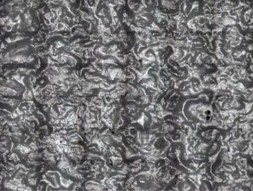 Obr. 9 Zkušební vzorek č. 5 – krytá část – zaostřeno na povrch