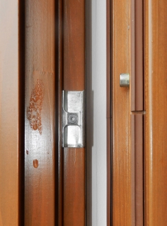 Obr. 1: Chybně provedené boční napojení těsnění – napojení těsnění má být na horním vlysu křídla bez mezery