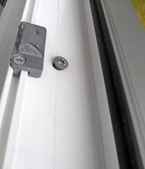 Obr. 3: Větší tepelnou dilatací plastových profilů dochází až k uvolňování a netěsnosti turbošroubu, což ovlivňuje deklarované vlastnosti okna