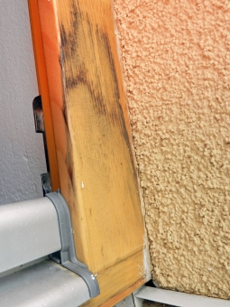 Obr. 6: Chybně zabudovaný okenní rám a koncovka vnějšího parapetu – hliníkový parapet tvoří tepelný most; jsou chybně osazeny koncovky parapetu; dochází ke zvyšování vlhkosti vlysů, separaci lazury a tvorbě plísně; při zabudování nebyly použity APU lišty.