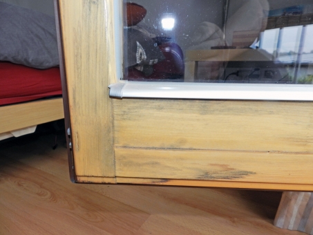 Obr. 7: Po opravě povrchové úpravy dveřního křídla došlo k opětovné separaci lazury a tvorbě plísní; při odstranění separované lazury a plísně došlo ke zeslabení tloušťky vlysů, a tím k zvětšení netěsnosti v I. těsnicí zóně, které vedlo ke zvýšení vlhkosti a opět k separaci lazury, tvorbě plísní a ke korozi kování v I. těsnící zóně 