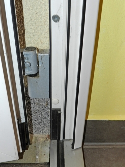 Obr. 8: Chybně zabudovaný rám dveří – vyosené závěsy vyvracely dveřní rám v ostění, proto je montážník zafixoval dalšími turbošrouby a následně došlo k prasknutí obou dolních rohových konstrukčních spojů křídla.