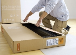 Rozbalení krabice. Krabice se střešním oknem se rozbaluje bez použití nářadí, aby nedošlo k poškození okna. Střešní okno se položí na zem do vodorovné polohy na zadní stranu a krabice se otevře dvěma prsty v místě připravené perforace.