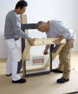 Uvolnění vnitřního křídla. Stlačením tlačítek na otočném závěsu pomocí šroubováku se uvolní vnitřní křídlo a rám se jednoduše spustí na zem.