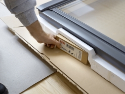 Montážní úhelníky. Montážní úhelníky jsou zabalené v samostatné krabici uložené v kartonovém obalu okna. Univerzální montážní úhelníky umožňují namontovat okno ve standardní montážní výšce, nebo je zapustit o 4 cm hlouběji do konstrukce střechy. Varianty osazení jsou vyznačeny barevně odlišenými ryskami na boční straně rámu.